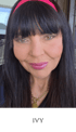 Eine Frau mit schwarzem Haar, rosafarbenem Stirnband, goldener Halskette und dem Text "IVY" darunter.