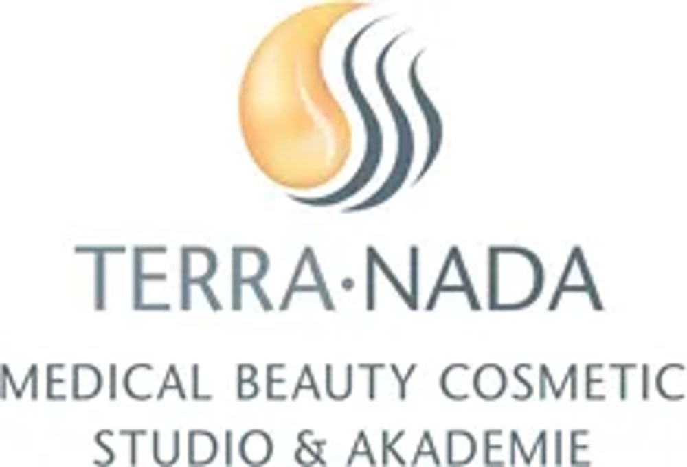 Schwarzes "NK" Logo über "NK BEAUTY & PMU Academy" Text mit einer goldenen Linie.