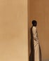 KI-generierte Fotografie im Editorial-Look – minimalistische Komposition mit Kontrast aus Licht und Schatten