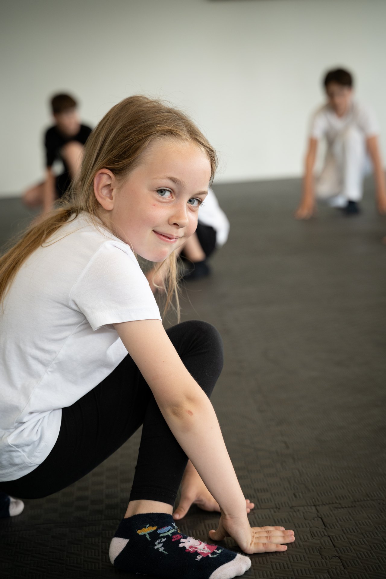 Mädchen beim Bonsai-Kids-Training auf der Trainingsmatte