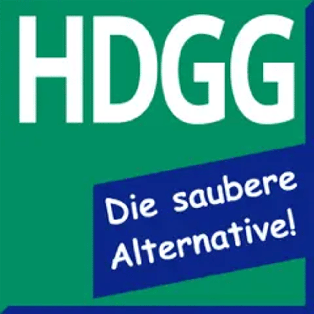 HDGG Logo: HDGG in Weiß auf Grün, darunter "Die saubere Alternative!" in Weiß auf blauem Band.