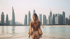 Junge Frau blickt auf Skyline von Dubai – Freiheit und Unabhängigkeit für OnlyFans Creatorinnen