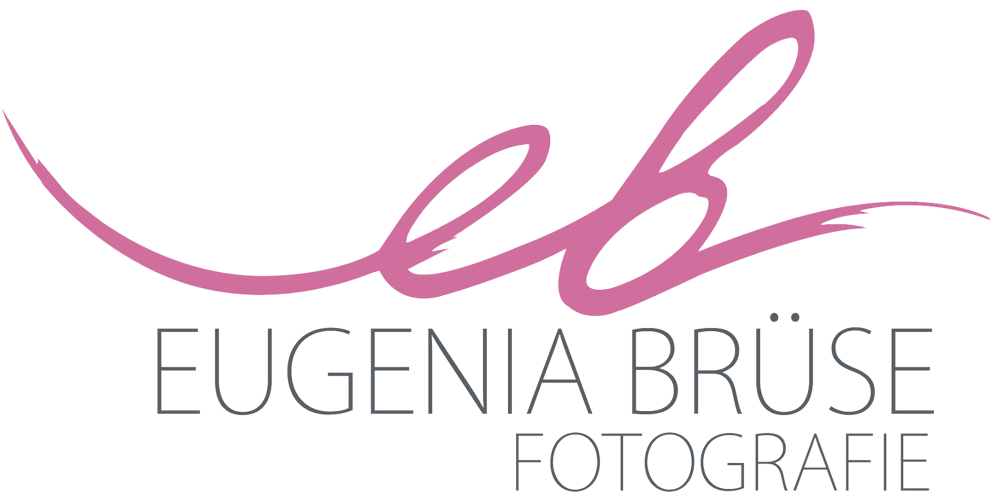 Logo: Eugenia Brüser Fotografie, mit Initiale "eb" in Rosa und Text in Grau.