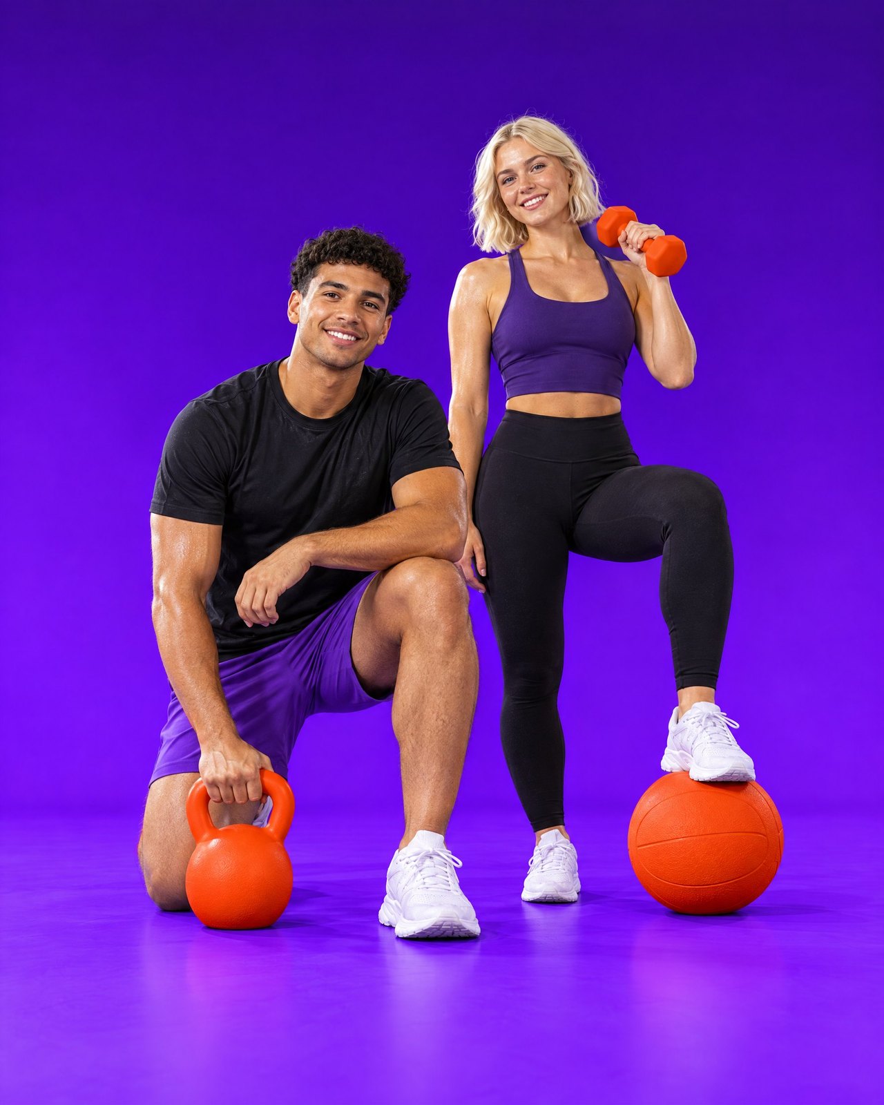 Zwei lächelnde FITOMAT Mitglieder mit Kettlebell, Kurzhantel und Medizinball