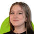 Junge Frau mit langen braunen Haaren, Septum-Piercing und Ohrringen lächelt in die Kamera.
