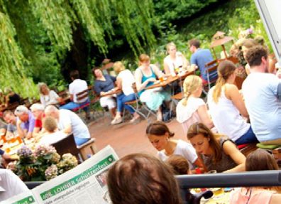 Volksfest unter Bäumen
