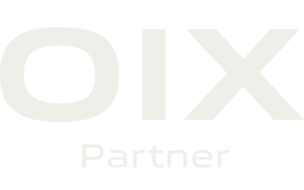 OIX Partner Logo: "OIX" in Beige über "Partner" auf blauem Hintergrund.