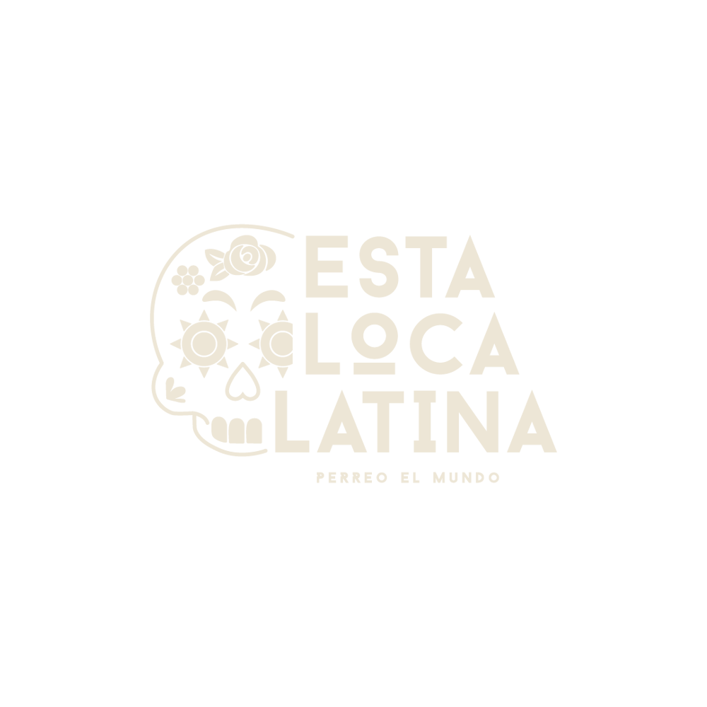 Goldener Totenkopf mit Blumen und Text "ESTA LOCA LATINA IBIZA" auf dunklem Hintergrund.