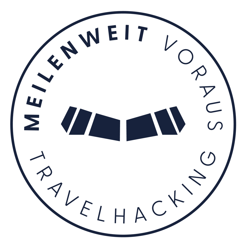 Rundes Logo "MEILENWEIT VORAUS TRAVELHACKING" mit stilisiertem Flugzeugcockpit