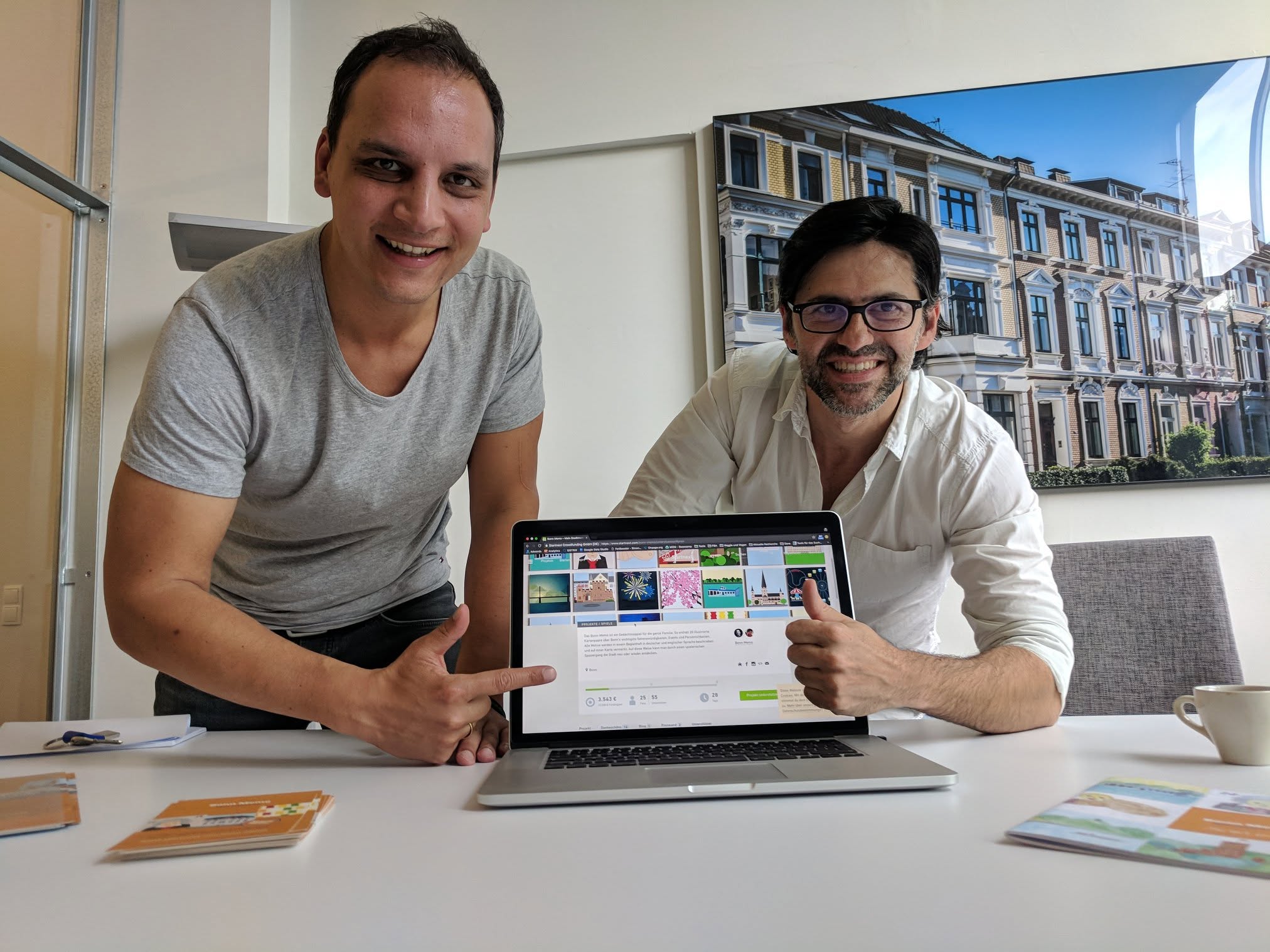 Marco dos Santos Pina und Sascha Maynert mit dem Portrait, das Marco für Bonn.digital gezeichnet hat