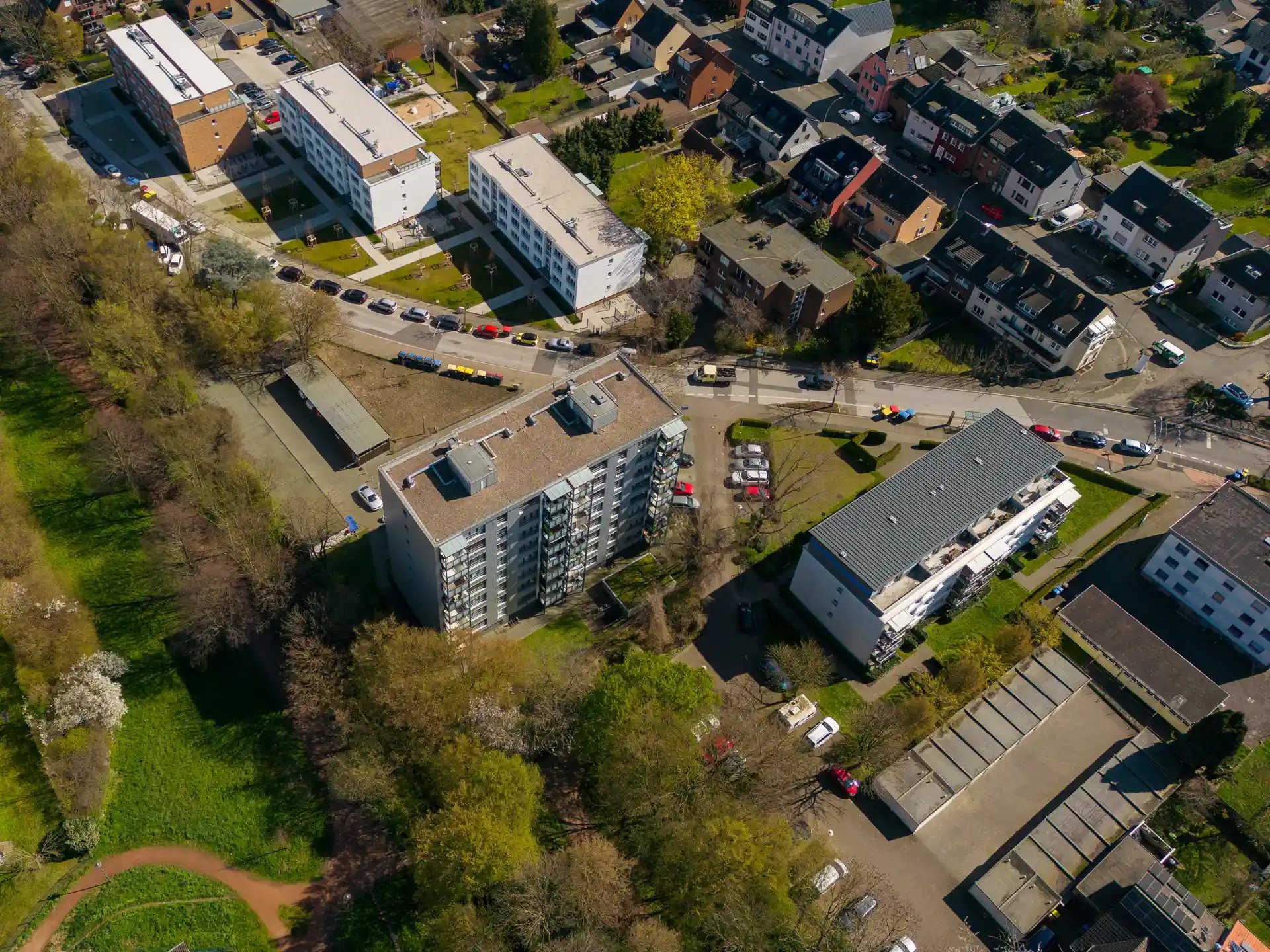 Drohnenfotografie einer Berglandschaft mit Schnee