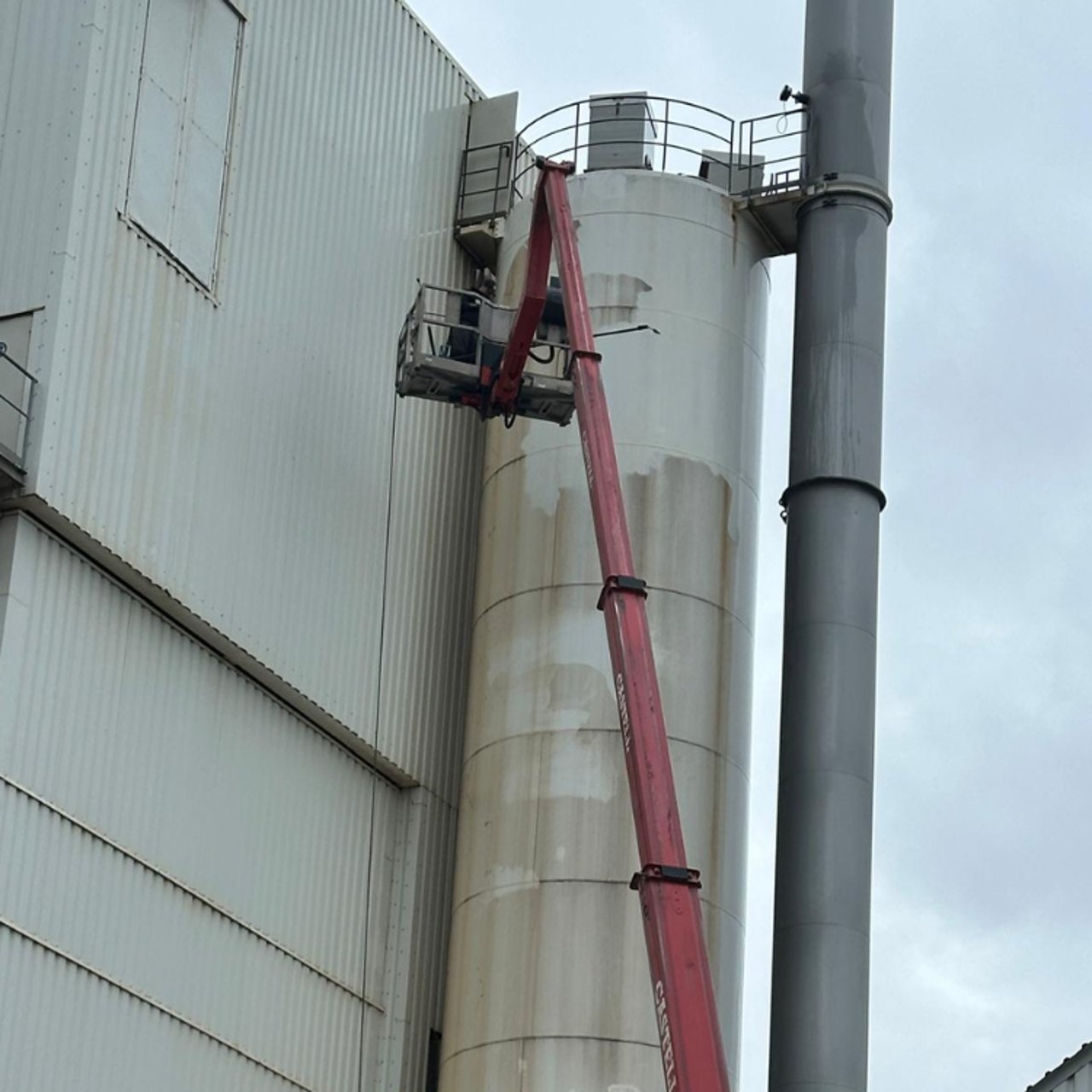 Industrieanlage: Silo und Hallenfassade