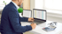 Mitarbeiter prüft Excel-Tabellen am PC – Datenanalyse in Buchhaltung oder Controlling