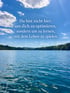 Blauer See mit Wald am Ufer und Text: Du bist nicht hier, um dich zu optimieren, sondern um zu lernen, mit dem Leben zu spielen.