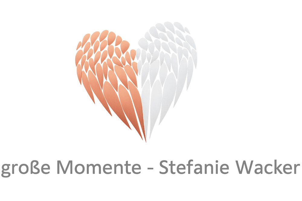 Herz aus orangefarbenen und weißen Flügeln, mit Text "große Momente - Stefanie Wacker".