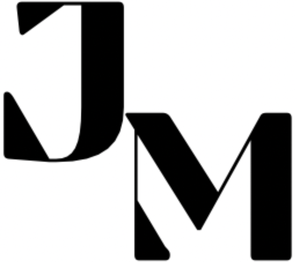 Schwarze, stilisierte Buchstaben „J“ und „M“ überlappen sich, wobei das „J“ links oben und das „M“ rechts unten ist.