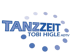 Blauer Schriftzug "TANZZEIT TOBI HIGLE ADTV" umgeben von hell- und dunkelblauen Punkten auf grünem Hintergrund.
