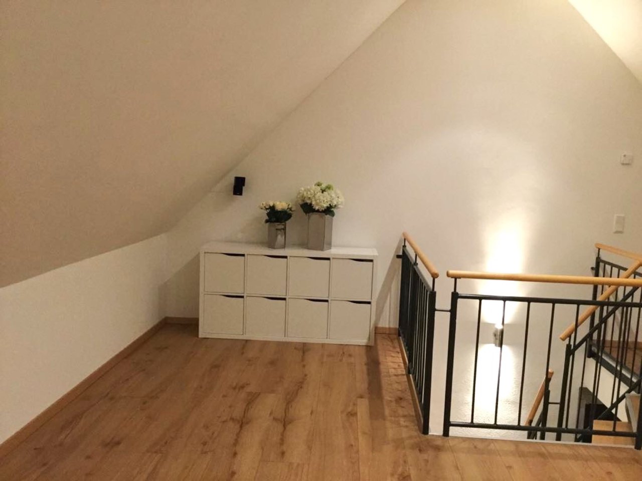 Fertig ausgebautes Dachgeschoss mit Treppe und Parkett in Wuppertal