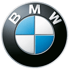 Rundes BMW-Logo mit schwarzen und weißen Buchstaben auf schwarzem Ring, blau-weißen Vierteln im Zentrum.