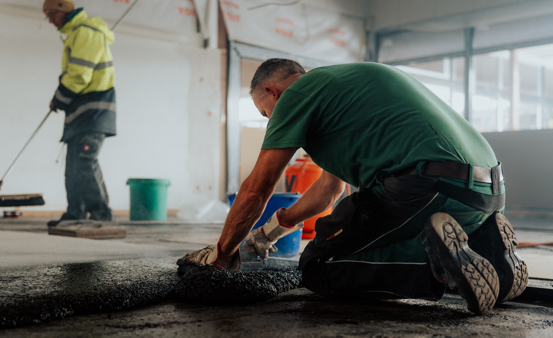 Gussasphalt-Team von GWR Bau bei der Arbeit auf der Baustelle