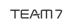 Schwarzer Text "TEAM 7" mit 3D-Effekt auf dunkelgrünem Hintergrund.