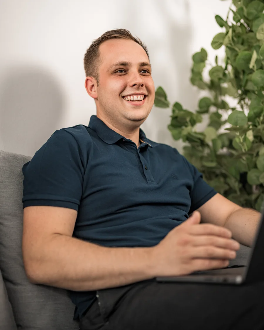 Lachendes Porträt auf dem Sofa im Büro