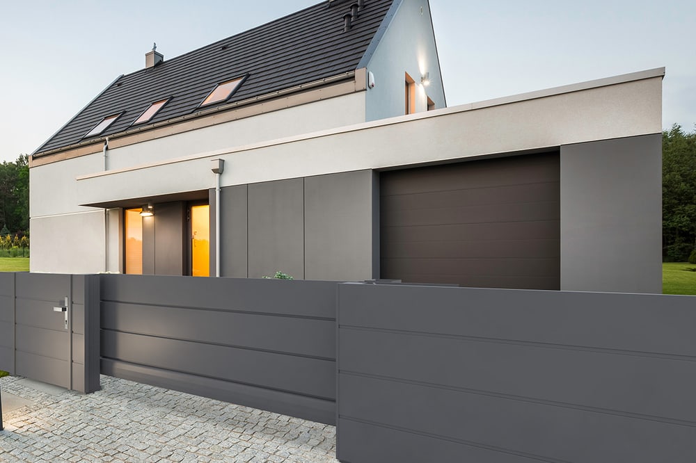 GUARDI VISTA Schiebetor elektrisch und Gartentür in Anthrazit vor einem Einfamilienhaus