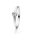 Schmaler Ring aus Weißgold oder Silber mit einem runden, eingefassten Diamanten vor weißem Hintergrund.