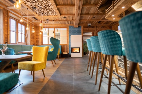 Gemütliche Bar mit Holzwänden und Bartheke