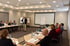 Trainer spricht mit Mikrofon im Seminar
