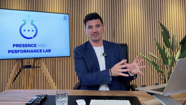 Teilnehmerinnen üben Rhetorik in einem digitalen Format des Presence & Performance Lab