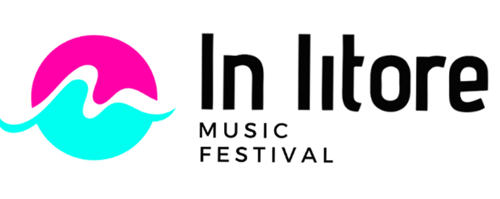 In litore Music Festival Logo mit rosa Sonne, blauer Welle und "powered by Simplix" Text.