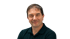 Porträt eines lächelnden Mannes mit dunklen Haaren in einem dunkelgrünen Poloshirt vor schwarzem Hintergrund. Der Geschäftsführer und Inhaber, Sascha Otto