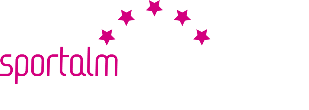 Logo der Sportalm Schönau mit Blockhaus-Symbol, fünf pinken Sternen und dem Slogan fitness im blockhaus.