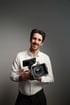 Michael Stifter lächelnd mit seiner Filmkamera