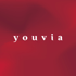 Weißer Text "youvia" auf einem burgunderroten Hintergrund.