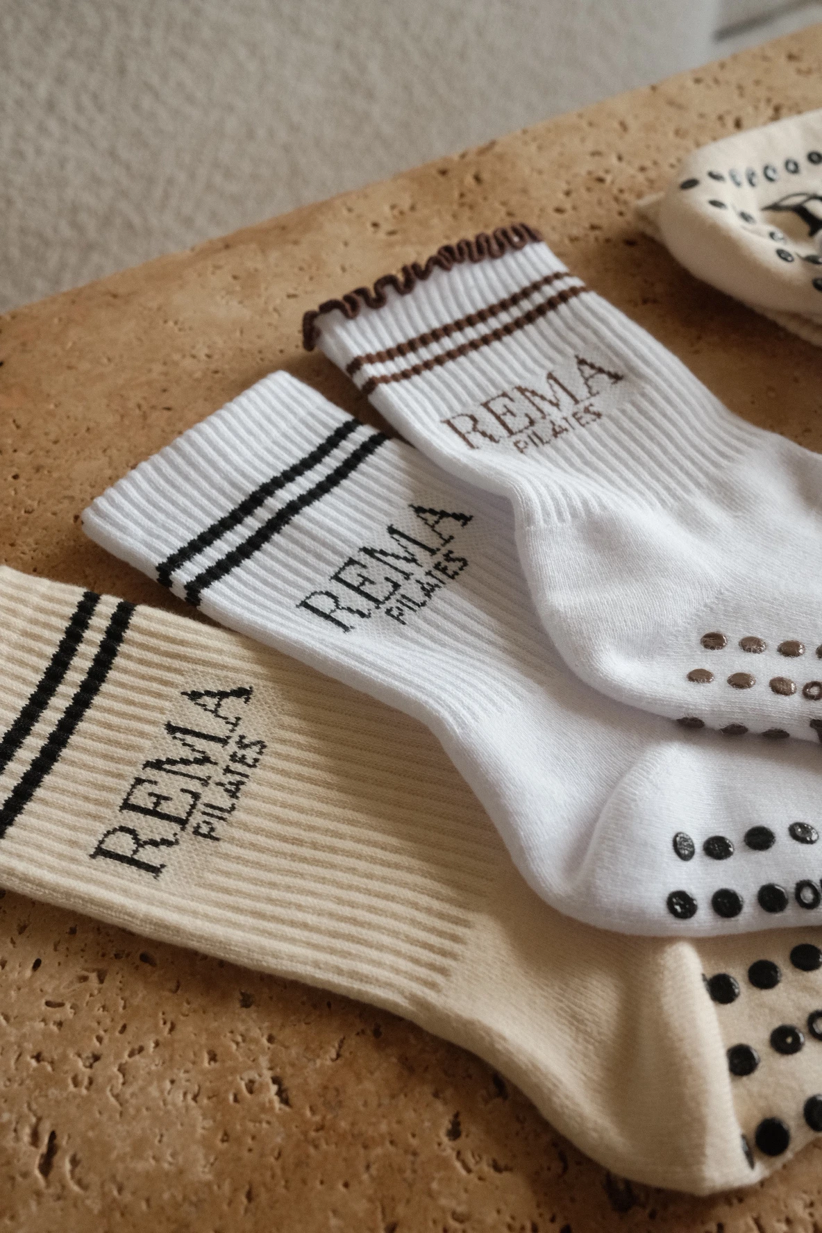 Classic oder Grip-Socken mit eingestricktem Logo von Refinesocks im direkten Vergleich