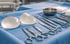Silikonbrustimplantate und sterile chirurgische Instrumente auf blauem Operationstuch.