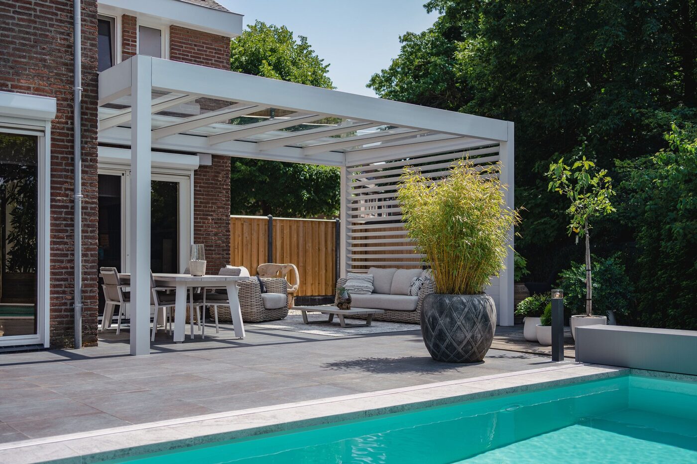 Pinela Glass mit Glasdach an einem Pool