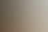 Eine Frau sitzt auf dem Boden vor einem offenen grünen Kühlschrank und isst Müsli aus einer Schüssel.