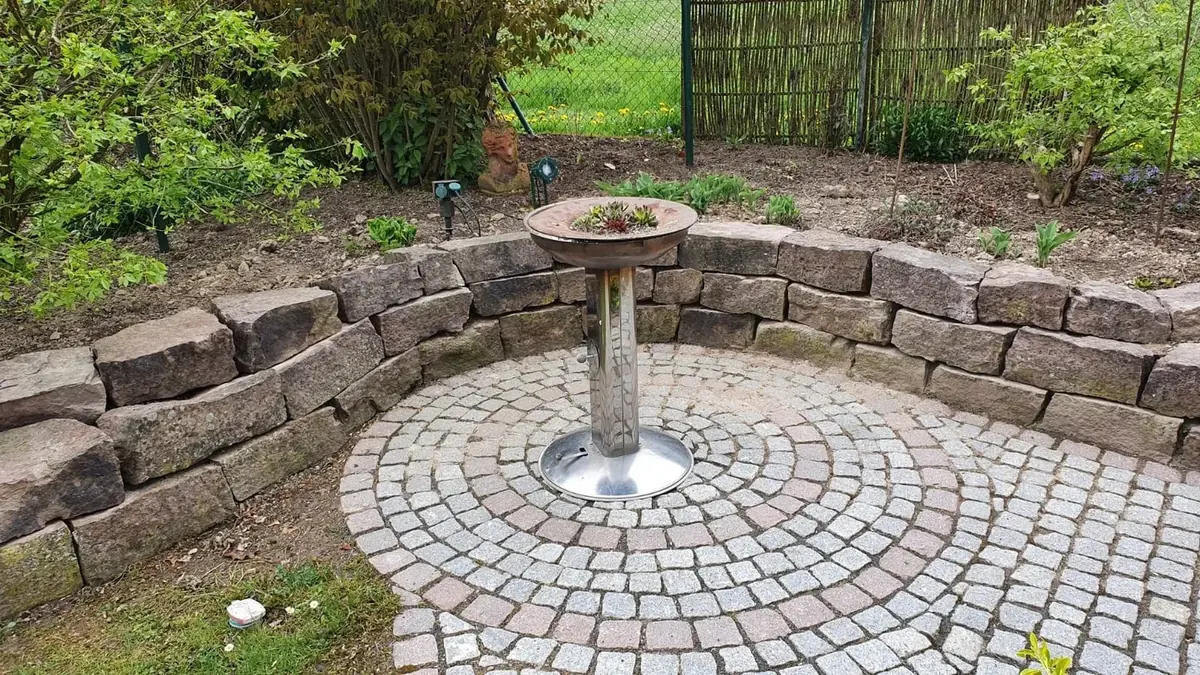 Fertig gepflasterter Weg mit Beeten