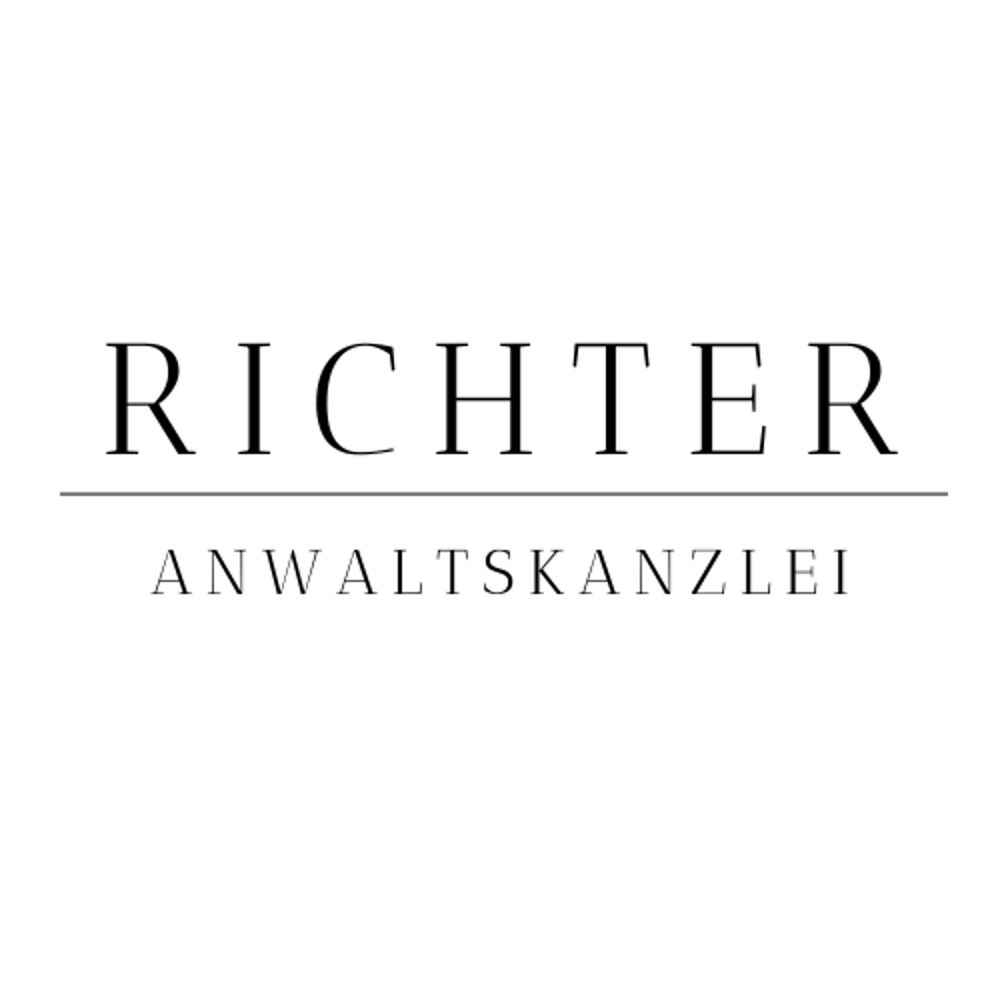 Schwarzer Text "RICHTER ANWALTSKANZLEI" auf dunkelgrünem Hintergrund.