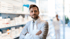 ansicht von lachender Patientin und Pharmazeut der Vital-Apotheke Bad Saulgau 