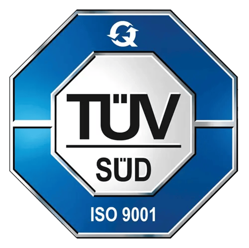 Blaues achteckiges TÜV SÜD ISO 9001-Zertifizierungslogo mit weißem Text und einem Pfeil-Q-Symbol.