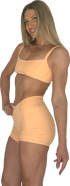 Lachende Frau mit blonden Haaren in orangefarbenem Sport-BH und Shorts, die eine schlanke Figur zeigt.