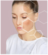 Frau mit Hyperpigmentierung im Gesicht und weißen Hexagon-Grafiken über den dunklen Hautflecken auf Wange und Stirn.