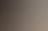 Eine Person, die ein schwarzes Tablet mit einer virtuellen Tour eines Raumes und Text darauf hält.