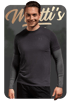 Lächelnder Mann im dunkelgrauen Under Armour Sportshirt mit langen Ärmeln vor dem Schriftzug Watti’s.