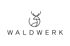 Schwarzes Reh-Logo über dem Text "WALDWERK" auf dunkelgrünem Hintergrund.