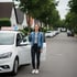 Fahrschülerin neben dem Fahrschulauto der Fahrschule Bodo Henkel